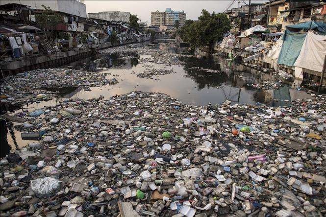 Philippines đã sử dụng một lượng khổng lồ các túi nilon dùng một lần khi mỗi ngày có tới gần 48 triệu túi nhựa dùng để mua hàng được sử dụng trên khắp Philippines, tương đương với 60 tỷ túi bao bì nhựa/năm. Trong ảnh: Rác thải trên một con kênh ở Manila. Ảnh: AFP/TTXVN phát