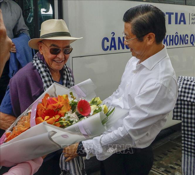 Trong ảnh: Phó Chủ tịch UBND thành phố Cần Thơ Trương Quang Hoài Nam tặng chiếc khăn rằn Nam Bộ, chào đón tỷ phú Joe Lewis tại Sân bay quốc tế Cần Thơ. Ảnh: Thanh Liêm - TTXVN