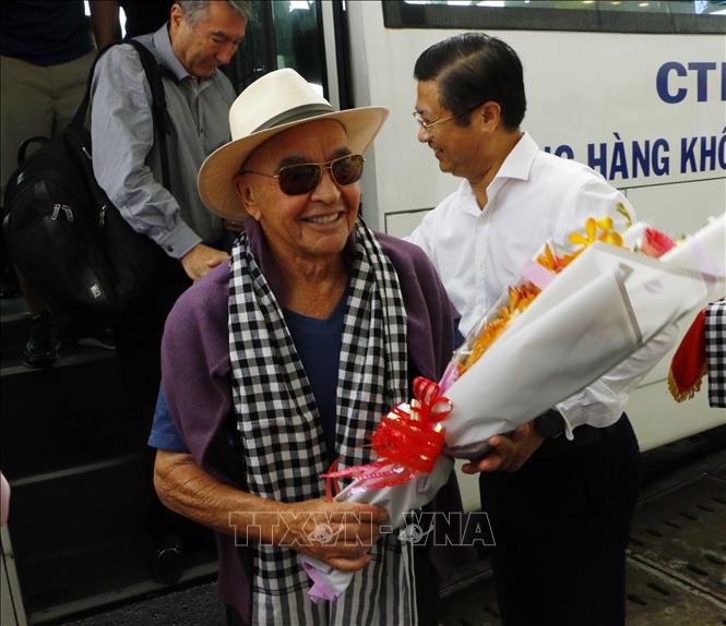 Trong ảnh: Tỷ phú Joe Lewis với chiếc khăn Nam Bộ tại Sân bay quốc tế Cần Thơ. Ảnh: Thanh Liêm - TTXVN