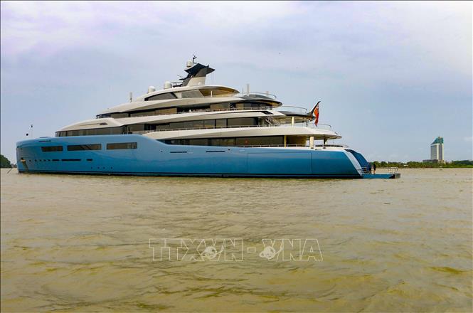 Siêu du thuyền Aviva của tỷ phú Joe Lewis thả neo trên sông Hậu từ trưa ngày 3/6. Ảnh: Thanh Liêm - TTXVN