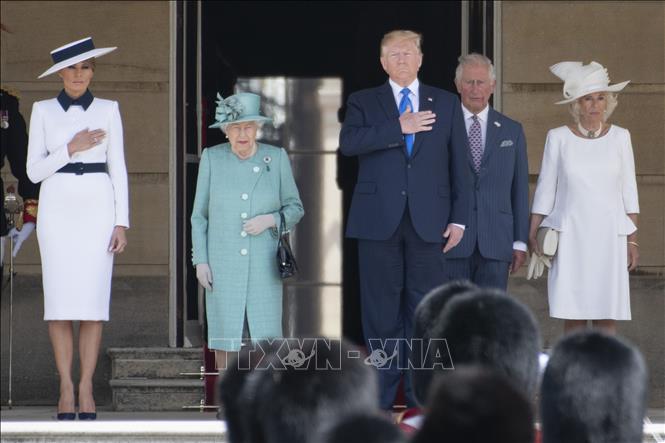 Trong ảnh: Nữ Hoàng Anh Elizabeth đệ Nhị (thứ 2, trái) trong buổi tiếp Tổng thống Mỹ Donald Trump (thứ 3, phải) và phu nhân Melania Trump (thứ 1, trái) tại Cung điện Buckingham ở London, Anh ngày 3/6/2019. Ảnh: THX/TTXVN