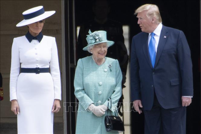 Trong ảnh: Nữ Hoàng Anh Elizabeth đệ Nhị (giữa) trong buổi tiếp Tổng thống Mỹ Donald Trump (phải) và phu nhân Melania Trump (trái) tại Cung điện Buckingham ở London, Anh ngày 3/6/2019. Ảnh: THX/TTXVN