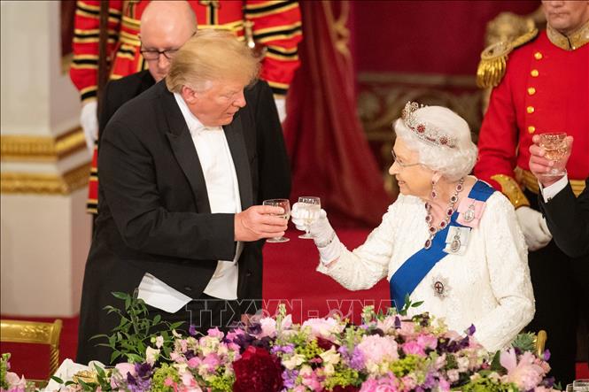 Trong ảnh: Nữ Hoàng Anh Elizabeth đệ Nhị (phải) trong buổi tiếp Tổng thống Mỹ Donald Trump (trái) tại Cung điện Buckingham ở London, Anh ngày 3/6/2019. Ảnh: AFP/TTXVN