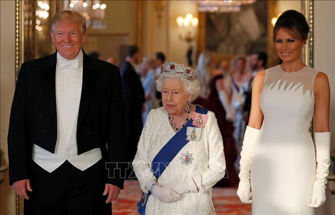 Trong ảnh: Nữ Hoàng Anh Elizabeth đệ Nhị (giữa) trong buổi tiếp Tổng thống Mỹ Donald Trump (trái) và phu nhân Melania Trump (phải) tại Cung điện Buckingham ở London, Anh ngày 3/6/2019. Ảnh: AFP/TTXVN