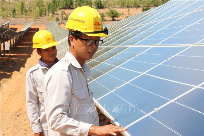 Trong ảnh: Kiểm tra tấm pin mặt trời tại Nhà máy điện mặt trời Hồng Phong 4, xã Hồng Phong, huyện Bắc Bình. Ảnh: Nguyễn Thanh - TTXVN