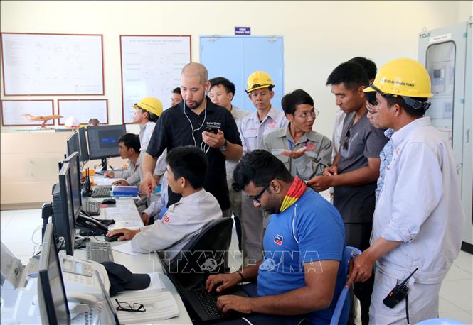Trong ảnh: Sử dụng hệ thống SCADA điều khiển, quản lý vận hành từ xa… tại nhà máy điện mặt trời Hồng Phong 4. Ảnh: Nguyễn Thanh - TTXVN