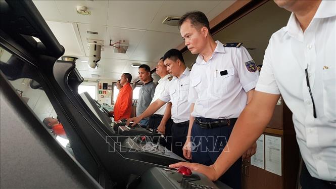 Photo: Pilots of Quang Ninh port supports and guides the ANNOU MAX to enter Hon Net port from buoy zero. VNA Photo: Trung Nguyên 
