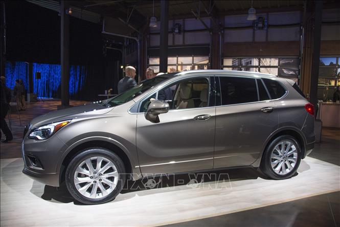 Trong ảnh: Mẫu xe Buick Envision được trưng bày tại Triển lãm ô tô quốc tế Bắc Mỹ ở Detroit, Michigan, ngày 10/1/2016. Ảnh: AFP/ TTXVN