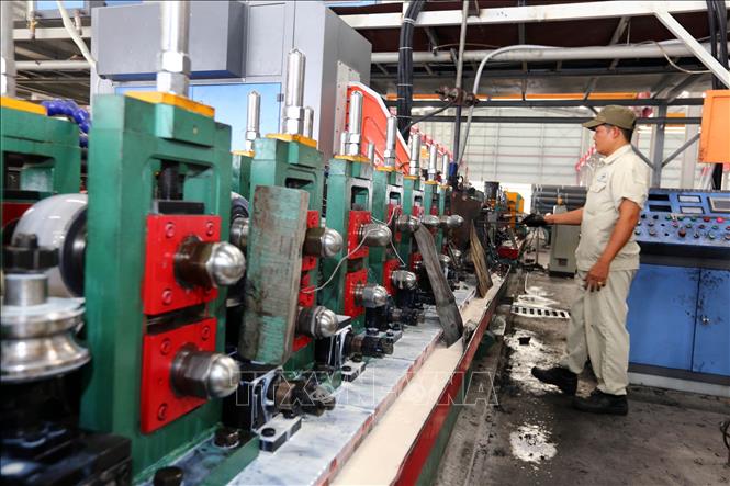 Trong ảnh: Nhà máy sản xuất thép Công ty cổ phần Thép Nguyễn Tín tại khu công nghiệp Thuận Đạo (Long An). Ảnh: Danh Lam – TTXVN