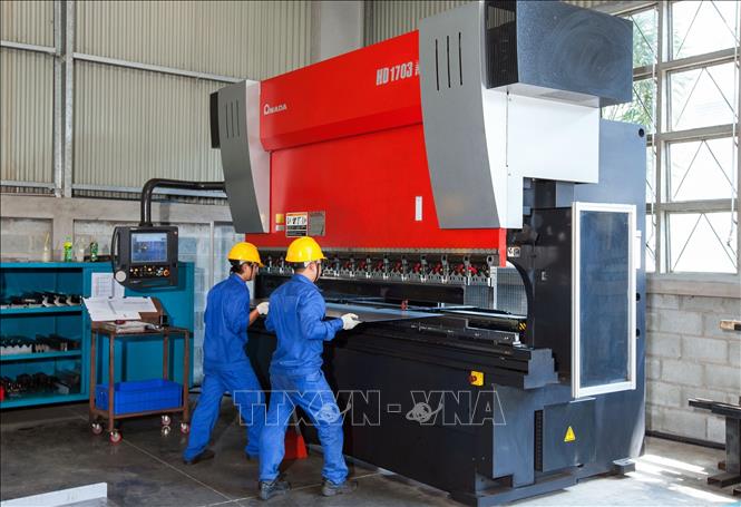 Trong ảnh: Chế tạo các thiết bị cơ khí tại Công ty TNHH Một thành viên Kyouwa Việt Nam, vốn đầu tư của Nhật Bản, tại khu công nghiệp Long Hậu (Long An). Ảnh: Danh Lam – TTXVN