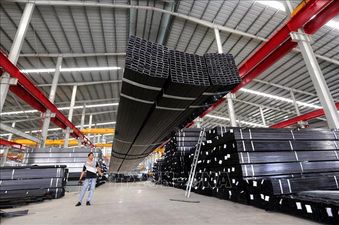 Trong ảnh: Nhà máy sản xuất thép Công ty cổ phần Thép Nguyễn Tín tại khu công nghiệp Thuận Đạo (Long An). Ảnh: Danh Lam – TTXVN