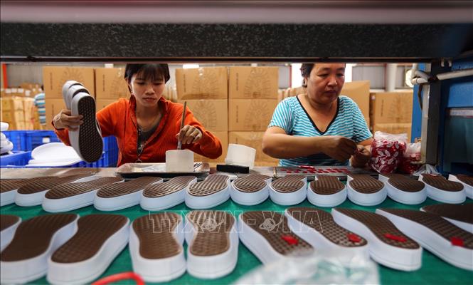 Trong ảnh: Dây chuyền sản xuất giầy, dép tại Công ty TNHH Doanh Diệu, vốn đầu tư của Đài Loan (Trung Quốc) tại khu công nghiệp Thuận Đạo (Long An). Ảnh: Danh Lam – TTXVN