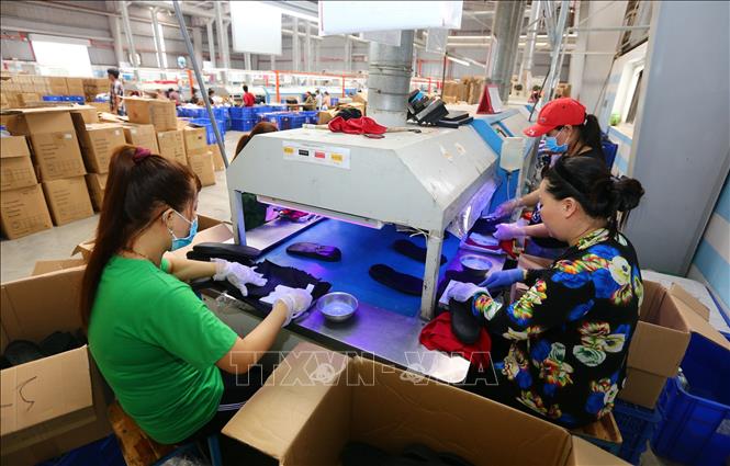 Trong ảnh: Dây chuyền sản xuất giầy, dép tại Công ty TNHH Doanh Diệu, vốn đầu tư của Đài Loan (Trung Quốc) tại khu công nghiệp Thuận Đạo (Long An). Ảnh: Danh Lam – TTXVN