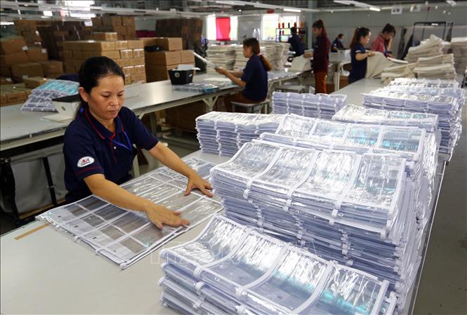Trong ảnh: Dây chuyền sản xuất các sản phẩm từ gỗ, tre, nứa, rơm, rạ và vật liệu tết, bện…tại Công ty TNHH Một thành viên AKA Homewares, vốn đầu tư của Đài Loan (Trung Quốc) tại khu công nghiệp Thuận Đạo (Long An). Ảnh: Danh Lam – TTXVN