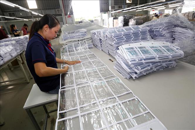 Trong ảnh: Dây chuyền sản xuất các sản phẩm từ gỗ, tre, nứa, rơm, rạ và vật liệu tết, bện…tại Công ty TNHH Một thành viên AKA Homewares, vốn đầu tư của Đài Loan (Trung Quốc) tại khu công nghiệp Thuận Đạo (Long An). Ảnh: Danh Lam – TTXVN