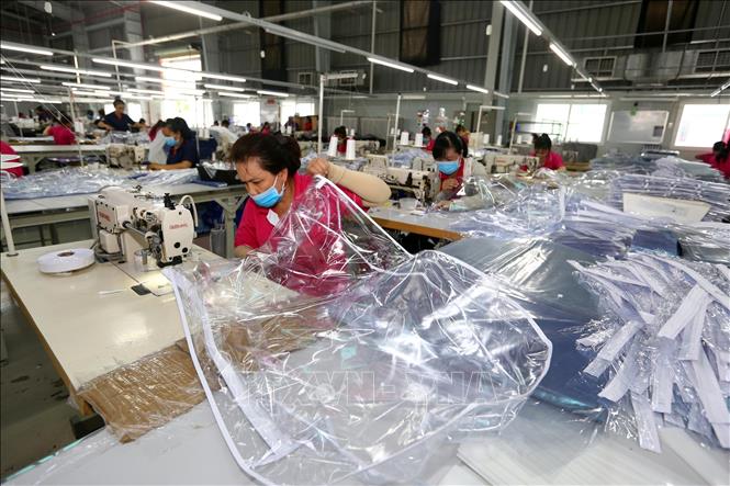 Trong ảnh: Dây chuyền sản xuất các sản phẩm từ gỗ, tre, nứa, rơm, rạ và vật liệu tết, bện…tại Công ty TNHH Một thành viên AKA Homewares, vốn đầu tư của Đài Loan (Trung Quốc) tại khu công nghiệp Thuận Đạo (Long An). Ảnh: Danh Lam – TTXVN