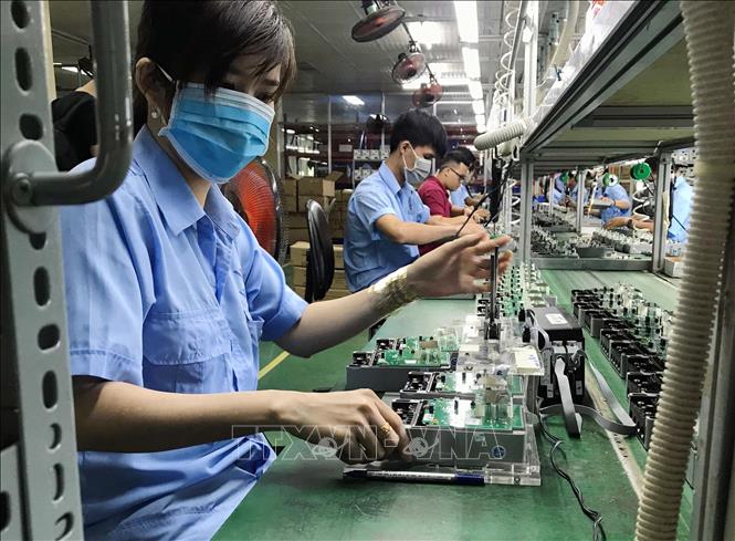 Trong ảnh: Dây chuyền sản xuất các thiết bị điện, điện tử tại Công ty cổ phần Thiết bị điện VI-NA-SI-No (VSEE JSC) tại khu công nghiệp Long Hậu (Long An). Ảnh: Danh Lam – TTXVN