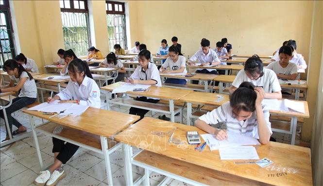 Trong ảnh: Thí sinh dự thi tại điểm trường THPT Nho Quan B, tỉnh Ninh Bình. Ảnh: Hải Yến - TTXVN