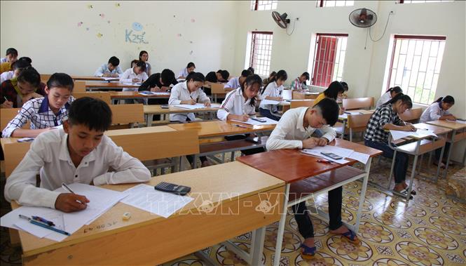 Trong ảnh: Thí sinh dự thi tại điểm trường THPT dân tộc nội trú, tỉnh Ninh Bình. Ảnh: Hải Yến - TTXVN