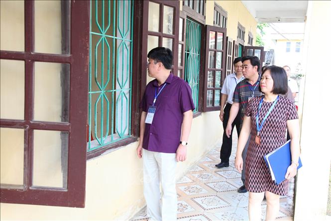 Trong ảnh: Phó trưởng ban thường trực Ban chỉ đạo kỳ thi tuyển sinh lớp 10 tỉnh Ninh Bình 2019 kiểm tra công tác thi tuyển sinh lớp 10 tại trường THPT Nho Quan B, huyện Nho Quan. Ảnh: Hải Yến - TTXVN