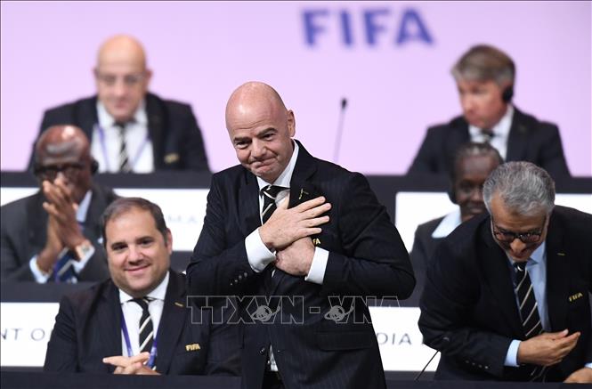Trong ảnh: Ông Gianni Infantino (giữa) sau khi tái đắc cử nhiệm kỳ 2 chức Chủ tịch FIFA. Ảnh: AFP/TTXVN
