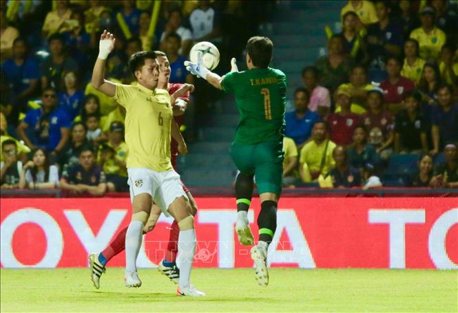 Trong ảnh: Thủ môn Kawin của Thái Lan tranh chấp với tiền đạo Anh Đức của Việt Nam. Ảnh: Nguyễn Minh Tiến - TTXVN