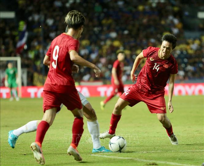 Trong ảnh: Văn Toàn (số 9) và Tuấn Anh (số 14) quây bắt tiền vệ Thái Lan. Ảnh: Nguyễn Minh Tiến - TTXVN
