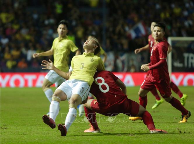 Trong ảnh: Trọng Hoàng (số 8) phạm lỗi với hậu vệ Theerathon của Thái Lan. Ảnh: Nguyễn Minh Tiến - TTXVN