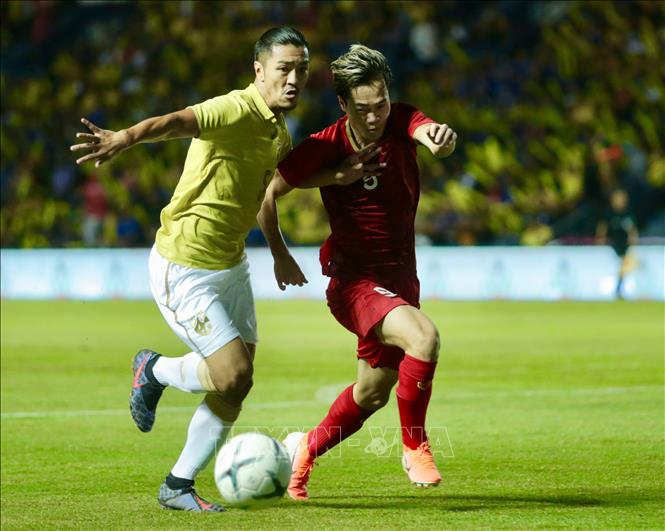 Trong ảnh: Tiền đạo Văn Toàn nỗ lực vượt qua hậu vệ Adison của Thái Lan.Ảnh: Nguyễn Minh Tiến - TTXVN