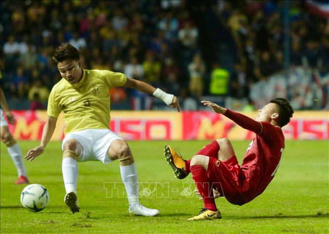 Trong ảnh: Tiền vệ Quang Hải của Việt Nam bị ngã sau pha phạm lỗi của tiền vệ Thitiphan bên phía Thái Lan. Ảnh: Nguyễn Minh Tiến - TTXVN