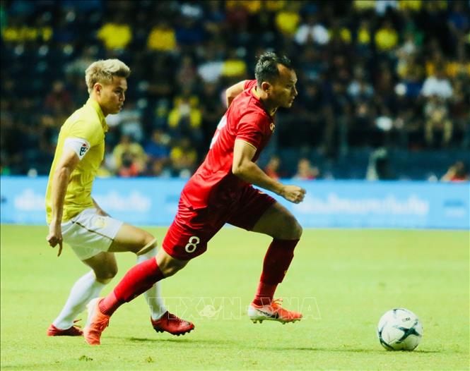 Trong ảnh: Trọng Hoàng của Việt Nam vượt qua Theerathon của Thái Lan.Ảnh: Nguyễn Minh Tiến - TTXVN