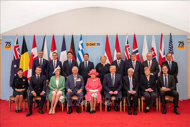 Trong ảnh: Tổng thống Mỹ Donald Trump (thứ 4, phải, hàng trước), Nữ hoàng Anh Elizabeth II (giữa, hàng trước), Thủ tướng Anh Theresa May (thứ 3, trái, hàng trước) cùng lãnh đạo các nước chụp ảnh chung tại Lễ kỷ niệm 75 năm ngày quân Đồng minh đổ bộ vào bãi biển Normandy, tại thành phố Portsmouth, Anh ngày 5/6/2019. Ảnh: AFP/TTXVN