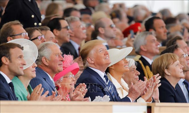 Trong ảnh: Tổng thống Mỹ Donald Trump (thứ 5, trái, hàng đầu), Nữ hoàng Anh Elizabeth II (thứ 4, trái, hàng đầu), Thủ tướng Anh Theresa May (thứ 2, trái, hàng đầu) cùng lãnh đạo các nước tham Lễ kỷ niệm 75 năm ngày quân Đồng minh đổ bộ vào bãi biển Normandy, tại thành phố Portsmouth, Anh ngày 5/6/2019. Ảnh: AFP/TTXVN