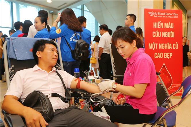 Trong ảnh: Các đoàn viên, thanh niên TTXVN tham gia hiến máu tình nguyện tại buổi lễ. Ảnh: Thành Đạt - TTXVN