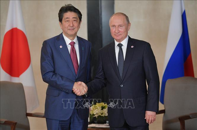 Trong ảnh (tư liệu): Tổng thống Nga Vladimir Putin (phải) trong cuộc gặp Thủ tướng Nhật Bản Shinzo Abe tại Singapore ngày 14/11/2018. Ảnh: AFP/TTXVN