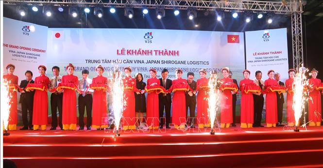 Trong ảnh: Các đại biểu cắt băng khánh thành Trung tâm hậu cần Vina Japan Shirogane Logistics (VJS). Ảnh: Hoàng Nhị - TTXVN