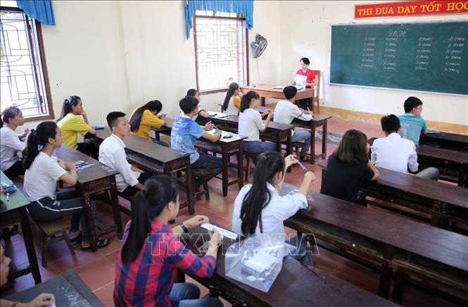 Trong ảnh: Thí sinh tại điểm thi trường THPT Lê Hồng Phong, huyện Hưng Nguyên, tỉnh Nghệ An. Ảnh: Bích Huệ - TTXVN