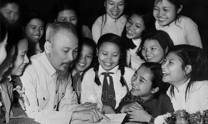 Trong ảnh: Đoàn đại biểu học sinh trường Trung học Trưng Vương (Hà Nội) đến chúc mừng sinh nhật Chủ tịch Hồ Chí Minh. Ảnh: Đinh Đăng Định-TTXVN