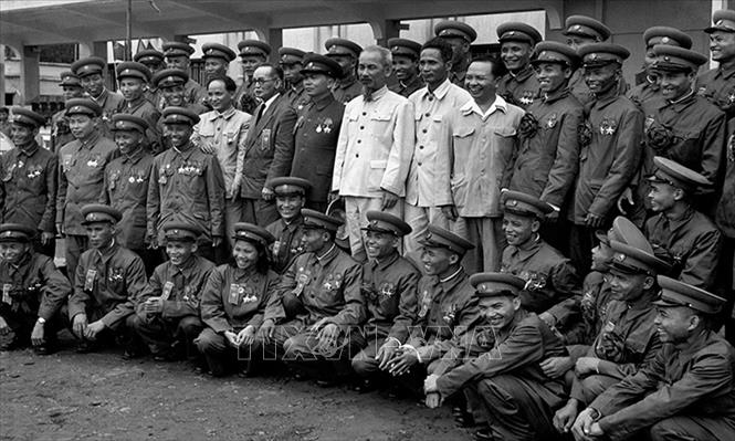 Trong ảnh: Chủ tịch Hồ Chí Minh và các đồng chí lãnh đạo Đảng, Nhà nước với 43 Anh hùng Lực lượng vũ trang nhân dân tại Đại hội Anh hùng, Chiến sĩ thi đua toàn quân lần thứ ba, được tổ chức tại Hà Nội, ngày 7/5/1956. Ảnh: Tư liệu TTXVN