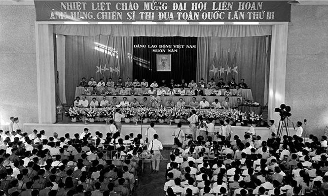 Trong ảnh: Từ ngày 4 - 6/5/1962, Đại hội liên hoan Anh hùng, Chiến sĩ thi đua toàn quốc lần thứ III được tổ chức tại Hà Nội. Chủ tịch Hồ Chí Minh đến dự và phát biểu. Ảnh: Tư liệu TTXVN