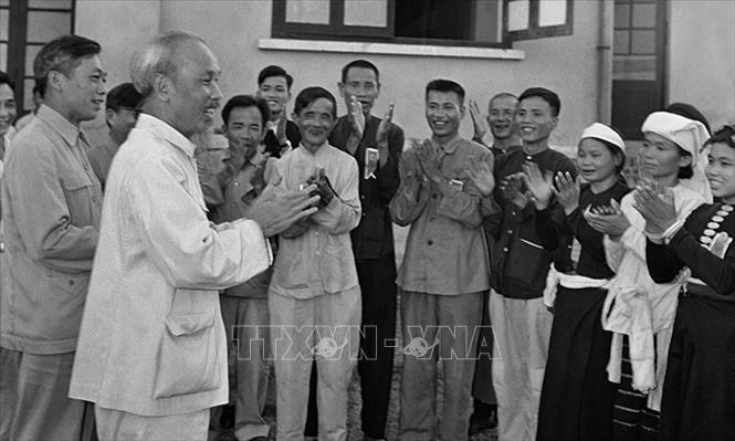 Trong ảnh: Chủ tịch Hồ Chí Minh gặp mặt thân mật các đại biểu dự Đại hội liên hoan Anh hùng, Chiến sĩ thi đua ngành Nông nghiệp và Đổi công toàn quốc tại Hà Nội, ngày 23/5/1957. Ảnh: Tư liệu TTXVN