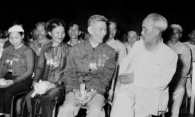 Trong ảnh: Chủ tịch Hồ Chí Minh nói chuyện thân mật với Anh hùng Lao động Nguyễn Phúc Đồng (ngành Quân giới) và nữ anh hùng Nguyễn Thị Năm (dệt Nam Định) trong buổi họp mặt các đại biểu dự Đại hội liên hoan Anh hùng, Chiến sĩ thi đua Công-Nông-Binh toàn quốc lần thứ II tại Hà Nội (7/7/1958). Ảnh: Tư liệu TTXVN