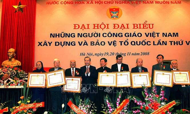 Trong ảnh: Chủ tịch Ủy ban Trung ương Mặt trận Tổ quốc Việt Nam Huỳnh Đảm trao tặng Huân chương Đại đoàn kết dân tộc cho các linh mục và giáo dân có thành tích xuất sắc, tại Đại hội đại biểu những Người Công giáo Việt Nam xây dựng và bảo vệ Tổ quốc lần thứ V, diễn ra ở Hà Nội từ ngày 19 - 20/11/2008. Ảnh: Nguyễn Dân – TTXVN