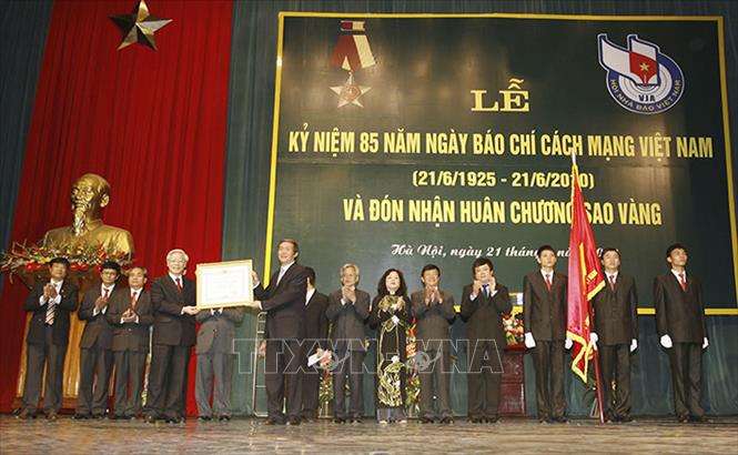 Trong ảnh: Chủ tịch Quốc hội Nguyễn Phú Trọng trao tặng Huân chương Sao Vàng cho Hội Nhà báo Việt Nam tại Lễ kỷ niệm 85 năm Ngày Báo chí Cách mạng Việt Nam (21/6/1925 - 21/6/2010). Ảnh: Trí Dũng – TTXVN
