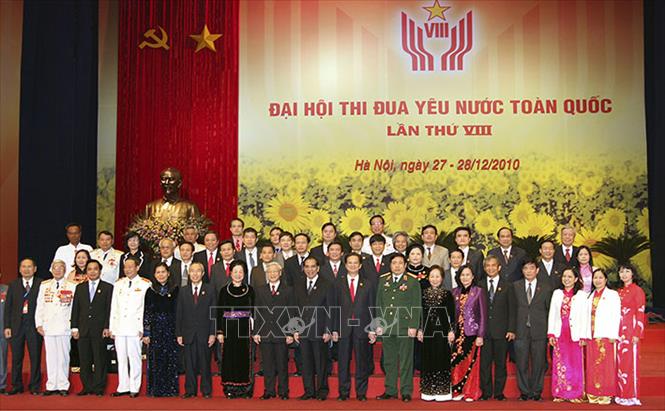 Trong ảnh: Các đồng chí lãnh đạo Đảng, Nhà nước với đại biểu điển hình tiên tiến tham dự Đại hội Thi đua yêu nước toàn quốc lần thứ VIII, được tổ chức tại Hà Nội từ ngày 27 - 28/12/2010. Ảnh: Nguyễn Dân – TTXVN