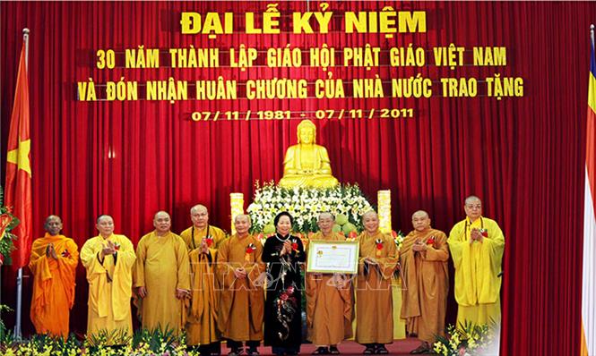 Trong ảnh: Phó Chủ tịch nước Nguyễn Thị Doan trao Huân Chương Hồ Chí Minh cho Giáo hội Phật giáo Việt Nam tại Đại lễ kỷ niệm 30 năm Ngày thành lập Giáo hội Phật giáo Việt Nam (7/11/1981- 7/11/2011). Ảnh: Nguyễn Dân – TTXVN