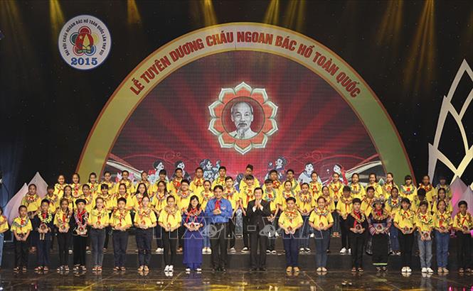 Trong ảnh: Chủ tịch nước Trương Tấn Sang và Bí thư thứ nhất Trung ương Đoàn Nguyễn Đắc Vinh trao vòng nguyệt quế và biểu trưng, tuyên dương 63 Cháu ngoan Bác Hồ tiêu biểu toàn quốc năm 2015, ngày 13/6/2015, tại Hà Nội. Ảnh: Phạm Kiên – TTXVN
