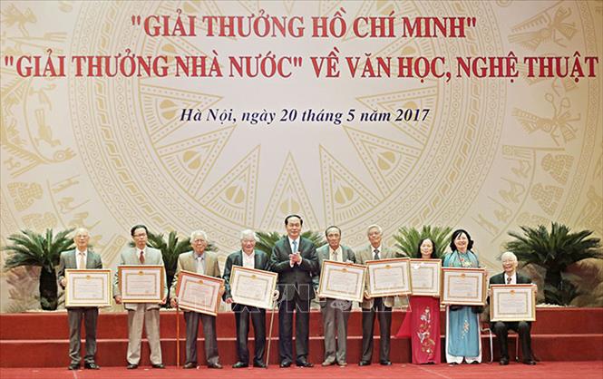 Trong ảnh: Chủ tịch nước Trần Đại Quang trao Giải thưởng Hồ Chí Minh cho các tác giả và đại diện gia đình tác giả tại Lễ trao Giải thưởng Hồ Chí Minh và Giải thưởng Nhà nước về lĩnh vực văn học- nghệ thuật, ngày 20/5/2017, tại Hà Nội. Ảnh: Danh Lam -TTXVN