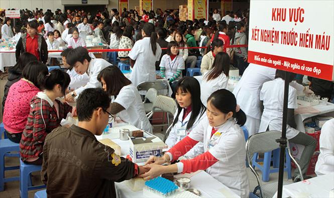 Trong ảnh: Khởi đầu từ năm 1994, 25 năm qua, phong trào Hiến máu tình nguyện đã và đang phát triển một cách ấn tượng, rộng rãi trên khắp cả nước với những mô hình rất đặc trưng, mang đậm dấu ấn văn hóa truyền thống và hội nhập quốc tế. Ảnh: Dương Ngọc - TTXVN
