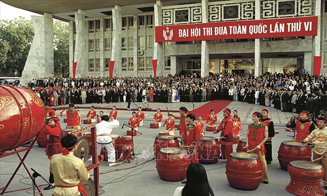 Trong ảnh: Khai mạc Đại hội Thi đua toàn quốc lần thứ VI tại Hà Nội, ngày 22/11/2000. Ảnh: Xuân Tuân-TTXVN